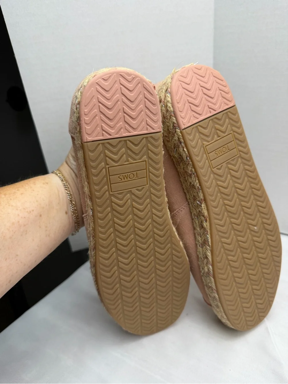 Toms pair women